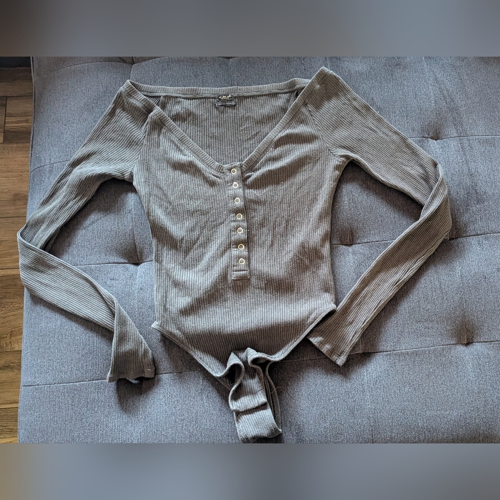 Urban Outfitters - Women's Ribbed V-Neck Button-Up Bodysuit - Charcoal (3@20$)